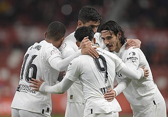 Cavani se abraza con los compañeros tras un gol.