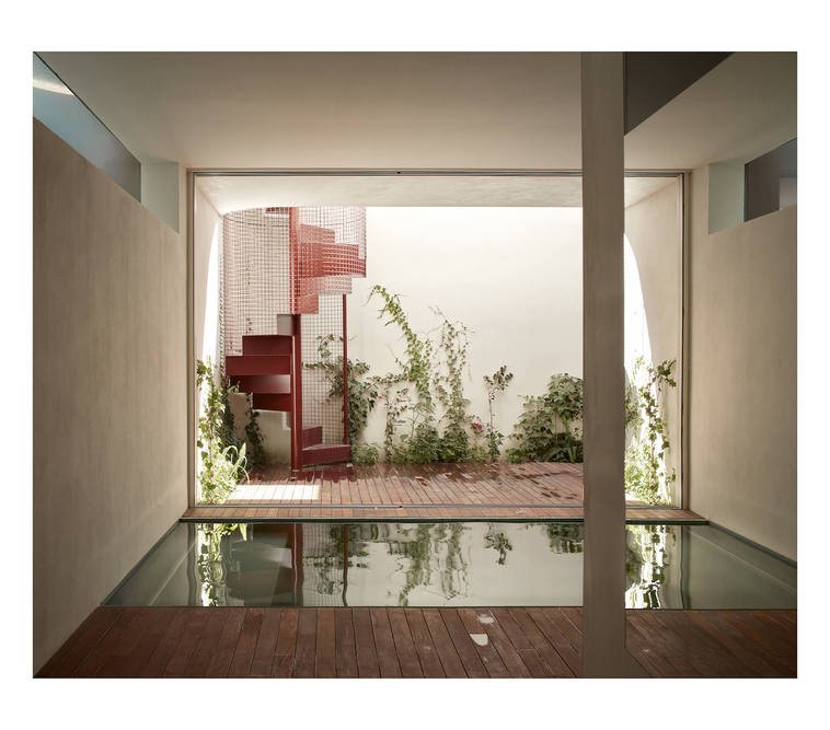 Una casa que esconde una piscina y un gimnasio en el sótano