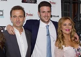 Alessandro Lequi junto a sus padres en una imagen de archivo.