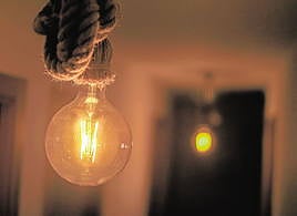 El precio de la luz cambia de tendencia este Jueves Santo: cuáles son las horas más baratas para poner la lavadora