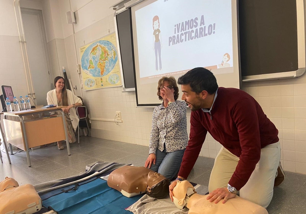 Una de las clases de primeros auxilios en un centro educativo de Ontinyent.