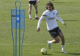 Cavani, durante el entrenamiento de este jueves en Paterna.