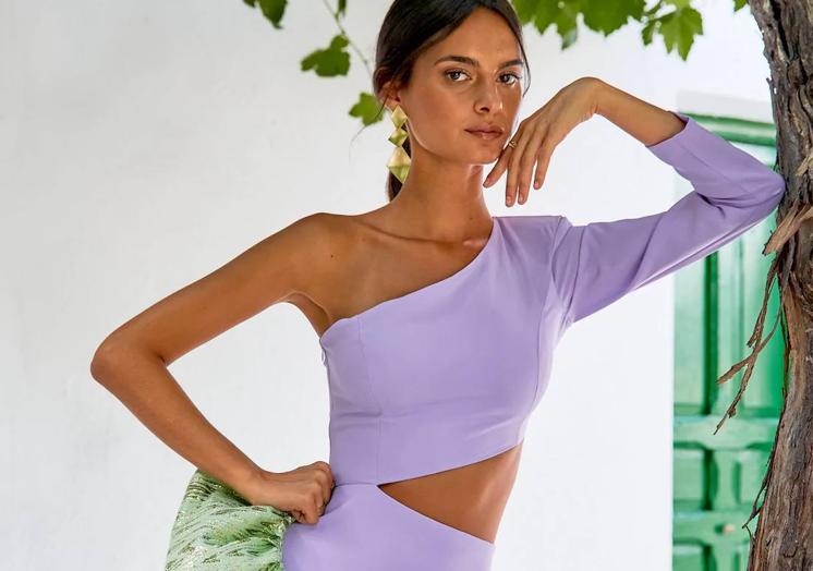 Imagen principal - Arriba, vestido en color lavanda propuesta de Lady Pipa, a la izquierda dos diseños de Claw The Label que se venden bajo pedido y a la derecha, uno de los diseños de Manu Iglesias, que se pueden adquirir en Penhalta. 