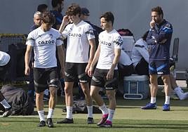 Braja junto a sus futbolistas en el entrenamiento de este jueves.