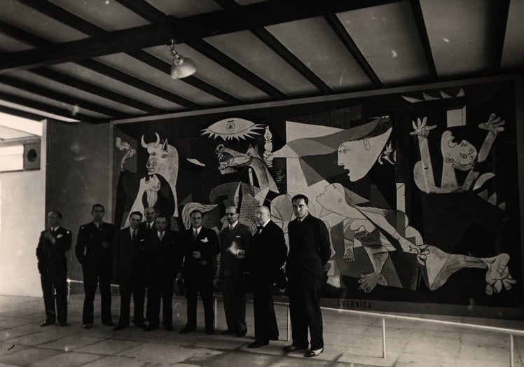 Los responsables de la delegación española en la Exposición de 1937 posan delante del 'Guernica', de Picasso.