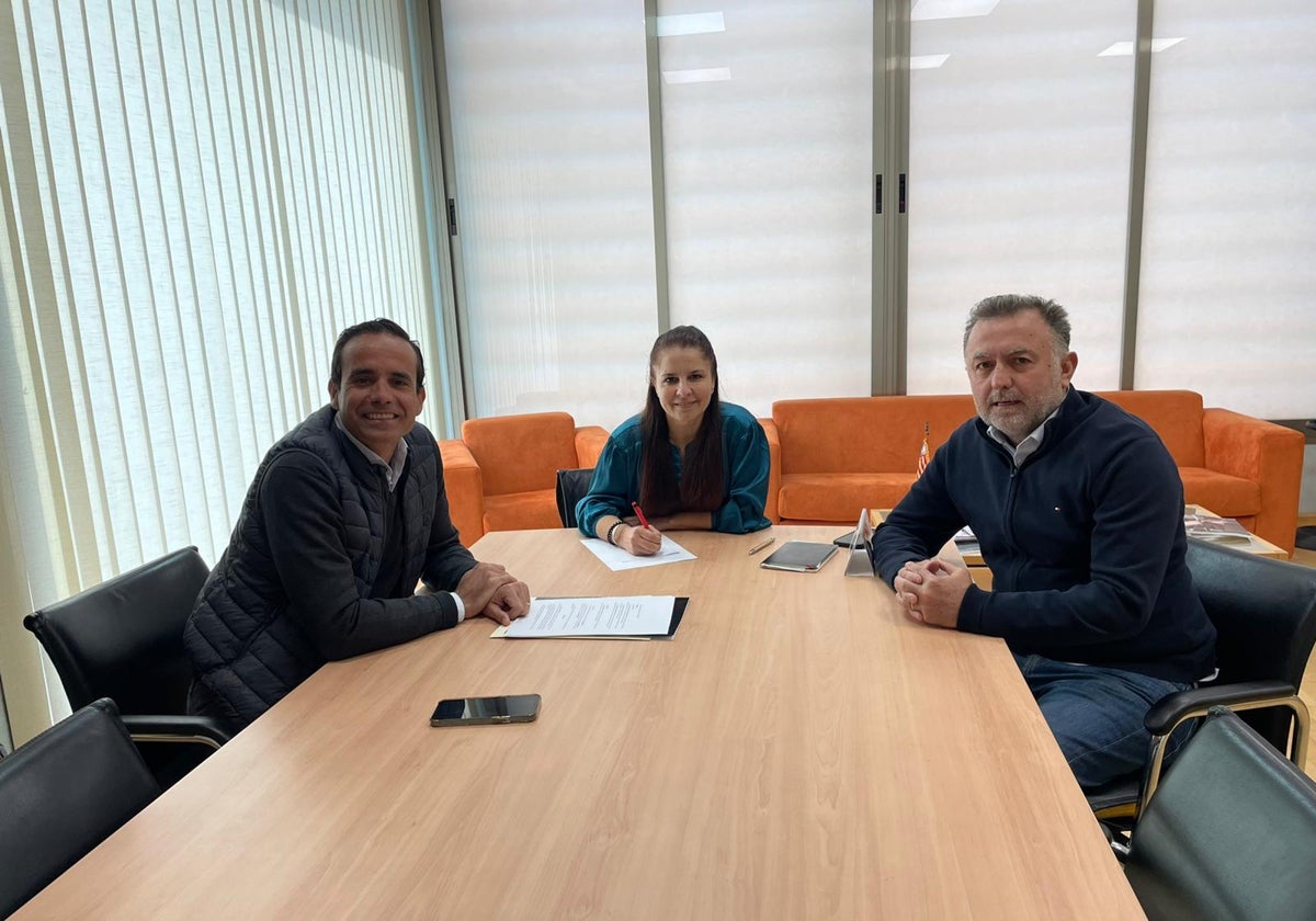 Francisco Terencio Casanova y Fernando del Valle, de PRO Service, reunidos con Raquel Ramiro, alcaldesa de Bonrepòs i Mirambell.