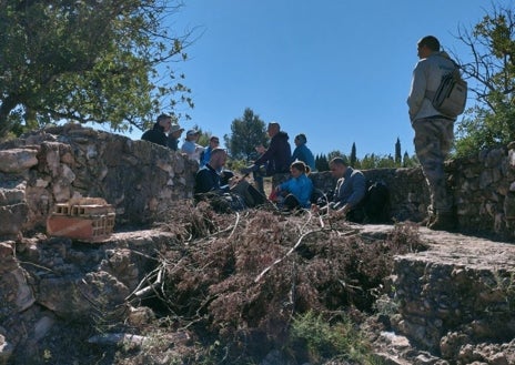 Imagen secundaria 1 - Foto de grupo en la valla de la casa de los Trénor (II), parada para almorzar y paso por una de las trincheras (III).