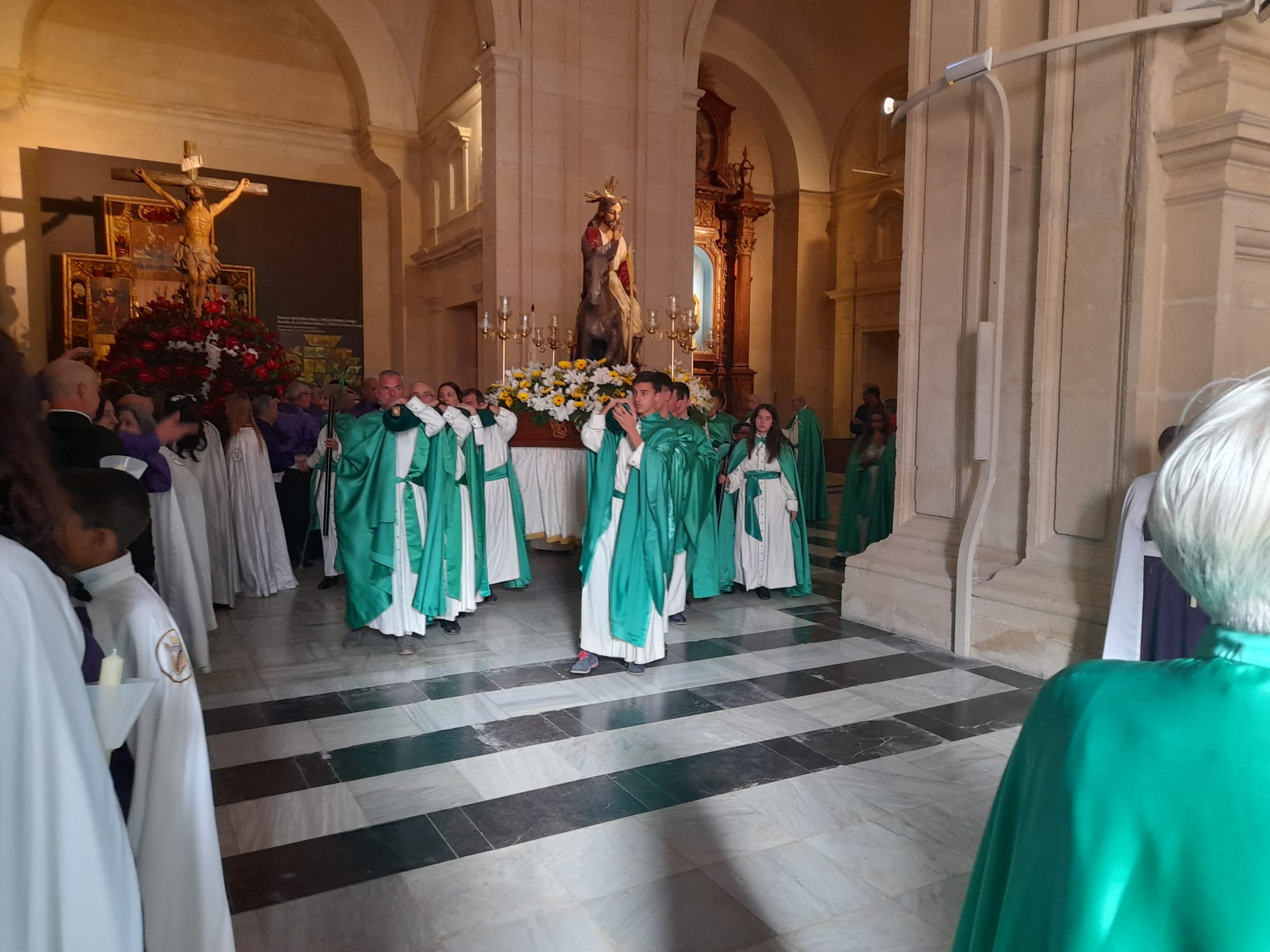 Imagen principal - Cofradía de la Burreta de Xàtiva, al inicio de la procesión de Viernes Santo.; un instante de la procesión de Alzir ay el Juicio Viviente de Benetusser. 