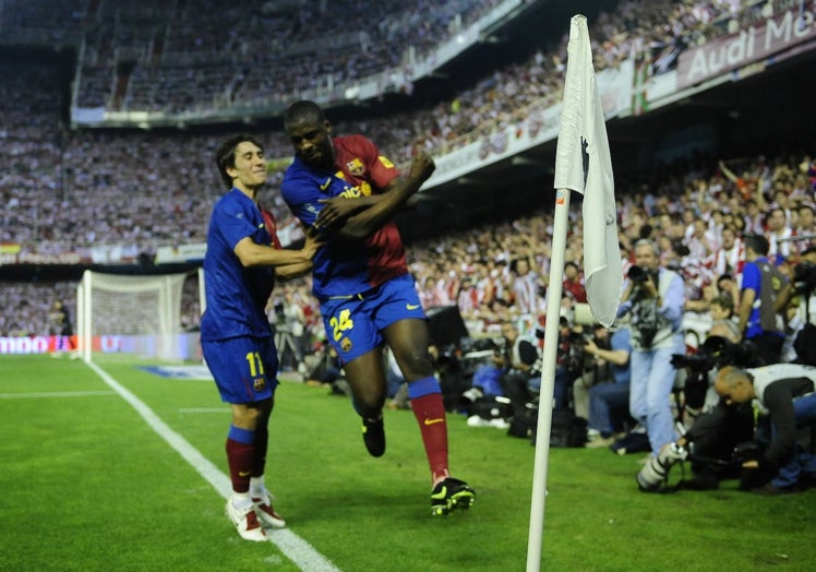 Touré y Bojan celebran el primero de los cuatro goles de los de Guardiola.