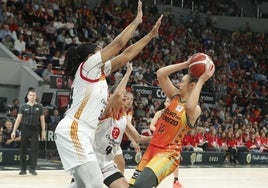 Markeisha Gatling, defiende a Raquel Carrera, durante el encuentro de semifinales de Copa de la Reina entre Casademont Zaragoza y Valencia Basket