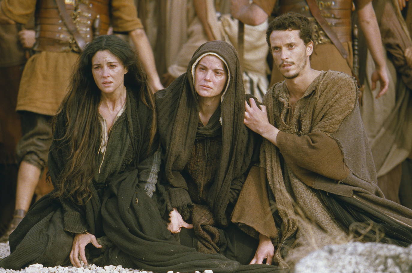 María Magdalena (Monica Bellucci), María (Maia Morgenstern) y Juan (Hristo Jivkov) en una escena de 'La pasión de Cristo'.