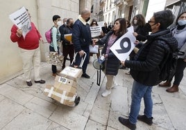 Presentación de las firmas recogidas por Hablamos Español para tramitar su ILP.