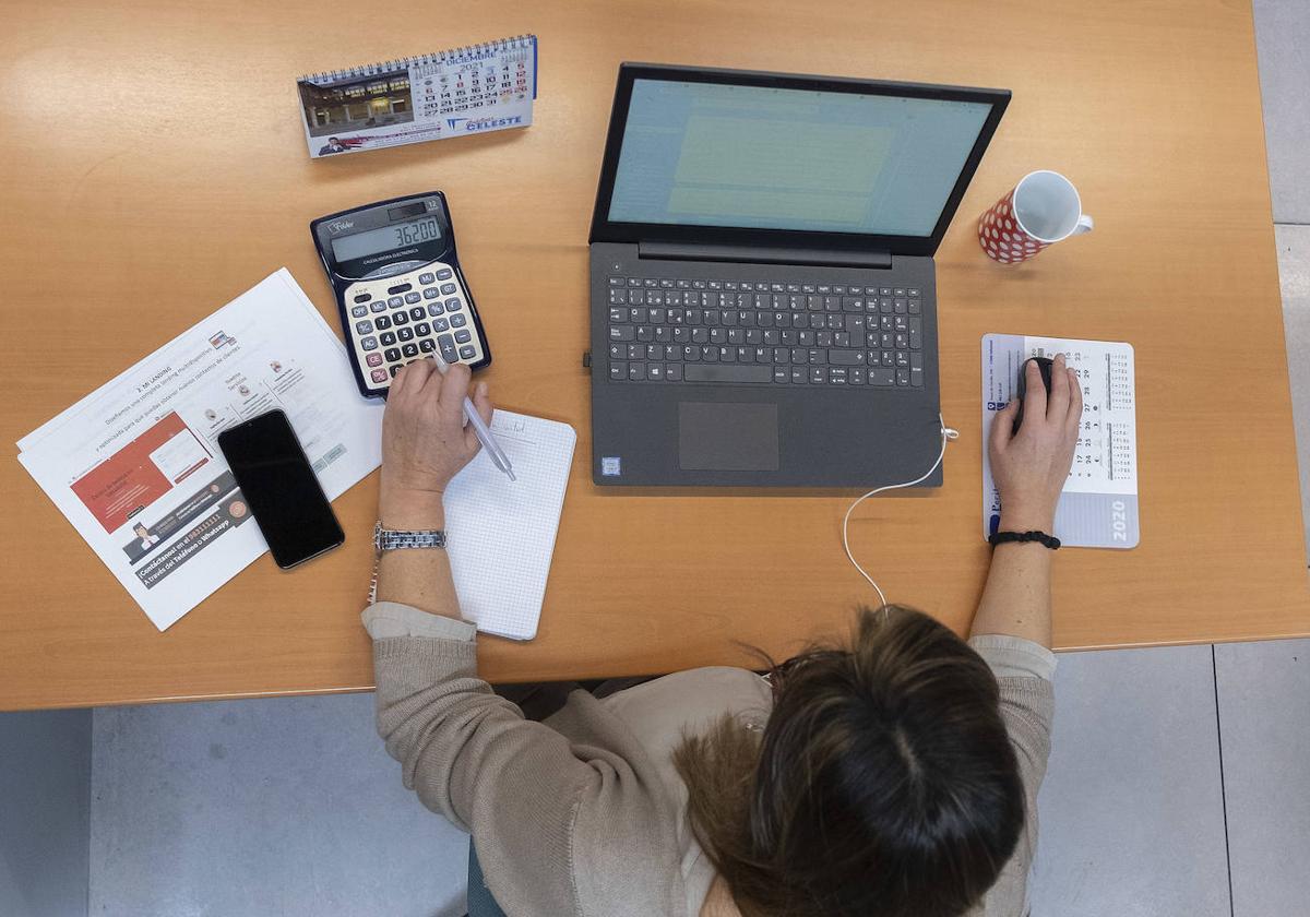 Una empleada, teletrabajando desde casa