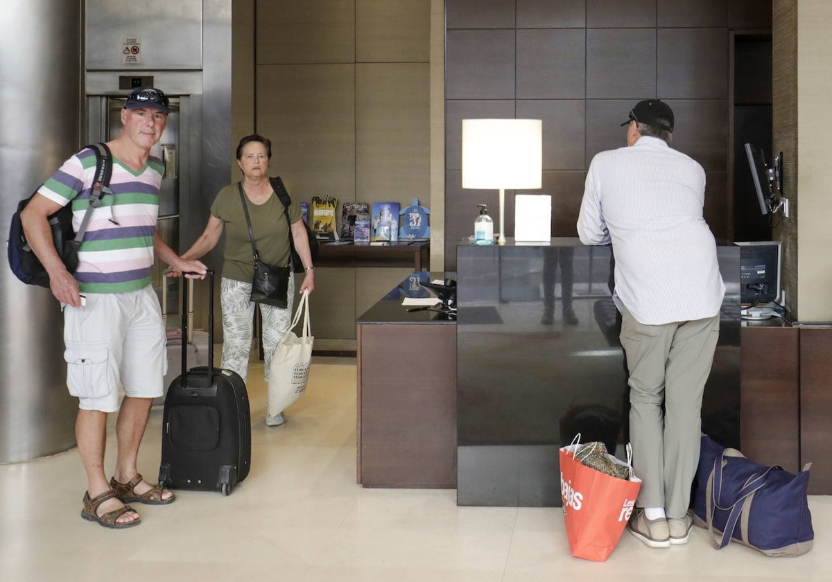 Turistas llegan a un hotel de Valencia.