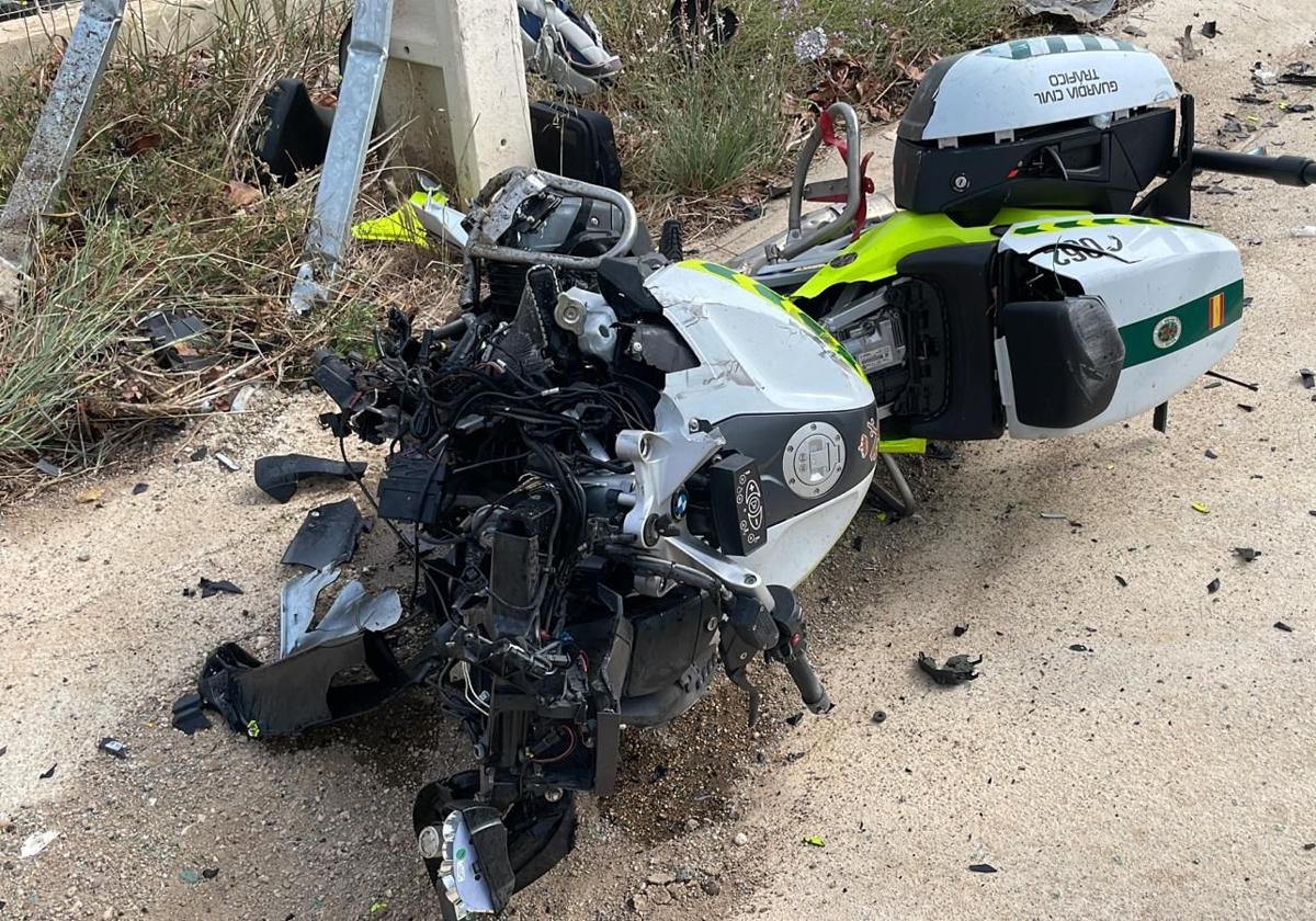 Estado en el que ha quedado la moto del agente.