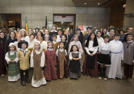 Niños participantes en la representación de los milagros de San Vicente Ferrer, este martes, en l salón de actos de la ONCE.