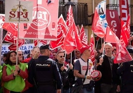 Imagen de archivo de una concentración de delegados y delegadas sindicales de la Administración de Justicia, frente al Ministerio de Justicia, a 12 de abril de 2023, en Madrid.