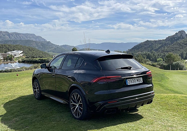 Caída tipo coupé en la trasera con detalles cromados y en fibra de carbono, como el difusor.