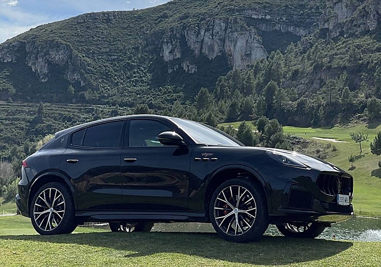 Con 4,85 metros de largo es algo más compacto que el Maserati Levante.