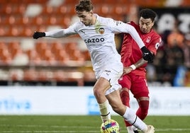 Nico González, en una acción del partido ante el Notthingham Forest.