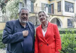 Carlos Aganzo, director de Fundación Vocento junto a Alicia Viladomat, autora de 'Pilar de Valderrama, memorias de un gran secreto', este miércoles en Villa Amparo.