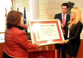 Momento en el que Bárbara Rey es nombrada 'Hija Predilecta de la Ciudad de Totana' en 2014.