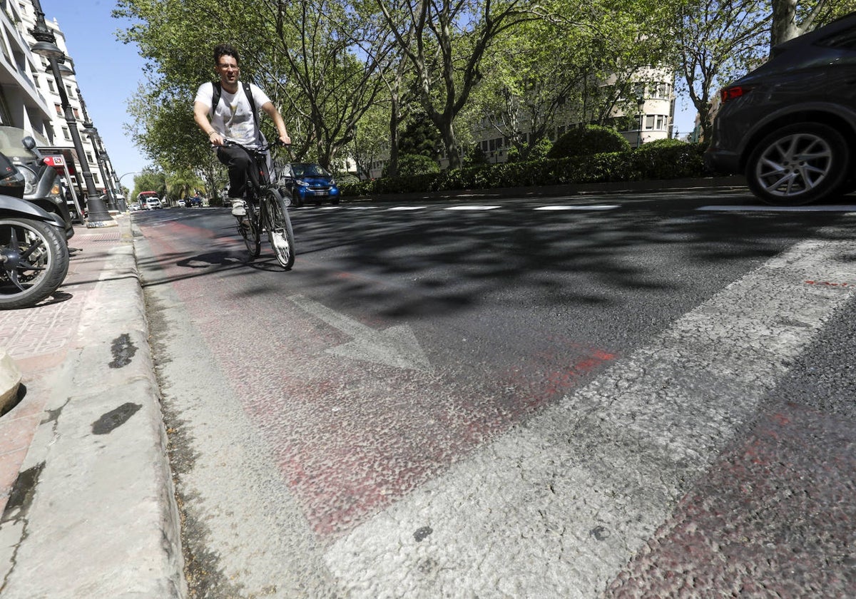 Carril bici de Gran Vía Fernando El Católico con el color rojo casi inapreciable.