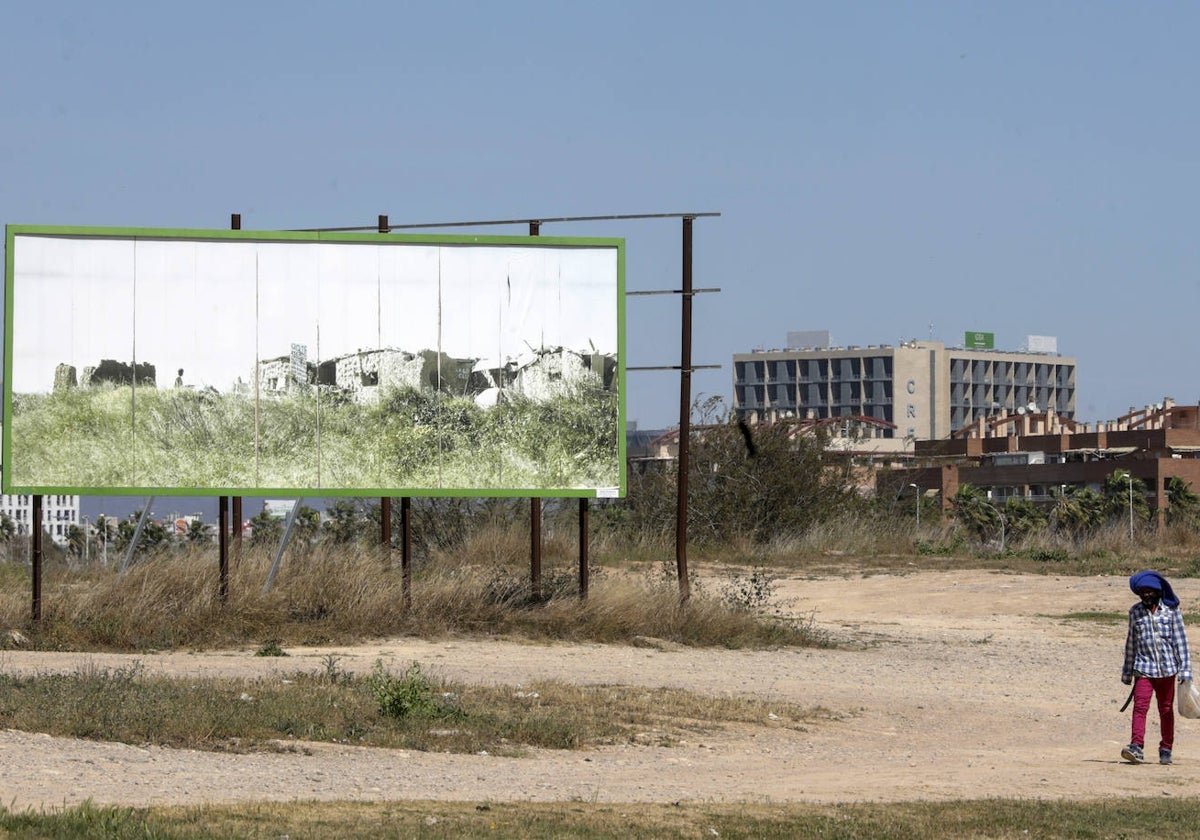 El cartel publicitario con la fotografía de Ana R. Leiva, junto a la huerta de Campanar