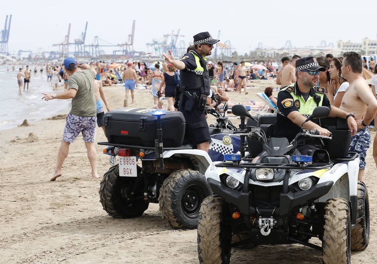 Efectivos de la Policía Local en la playa del Cabanyal, en imagen de archivo.