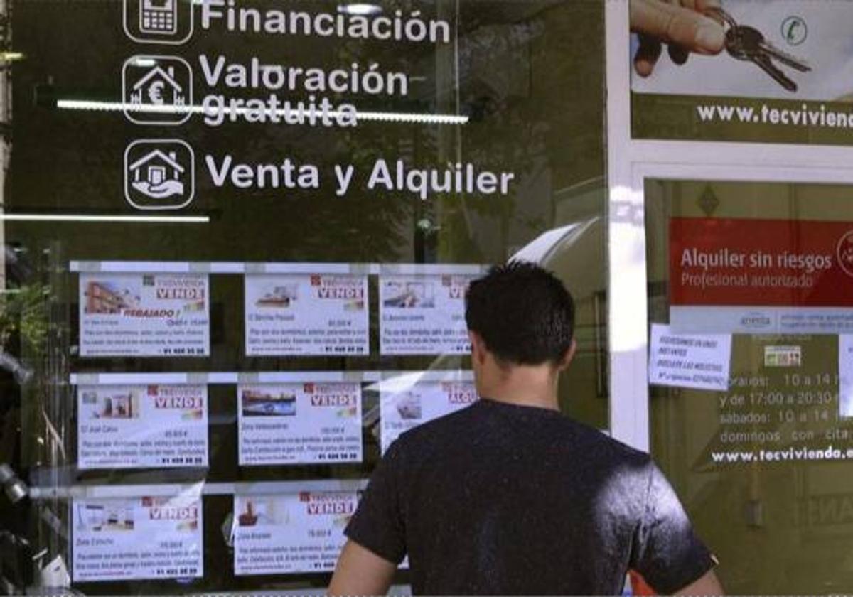 Un joven mirando viviendas en una imagen de archivo.