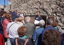 Un grupo de turistas en la visita a uno de los refugios de Ontinyent.