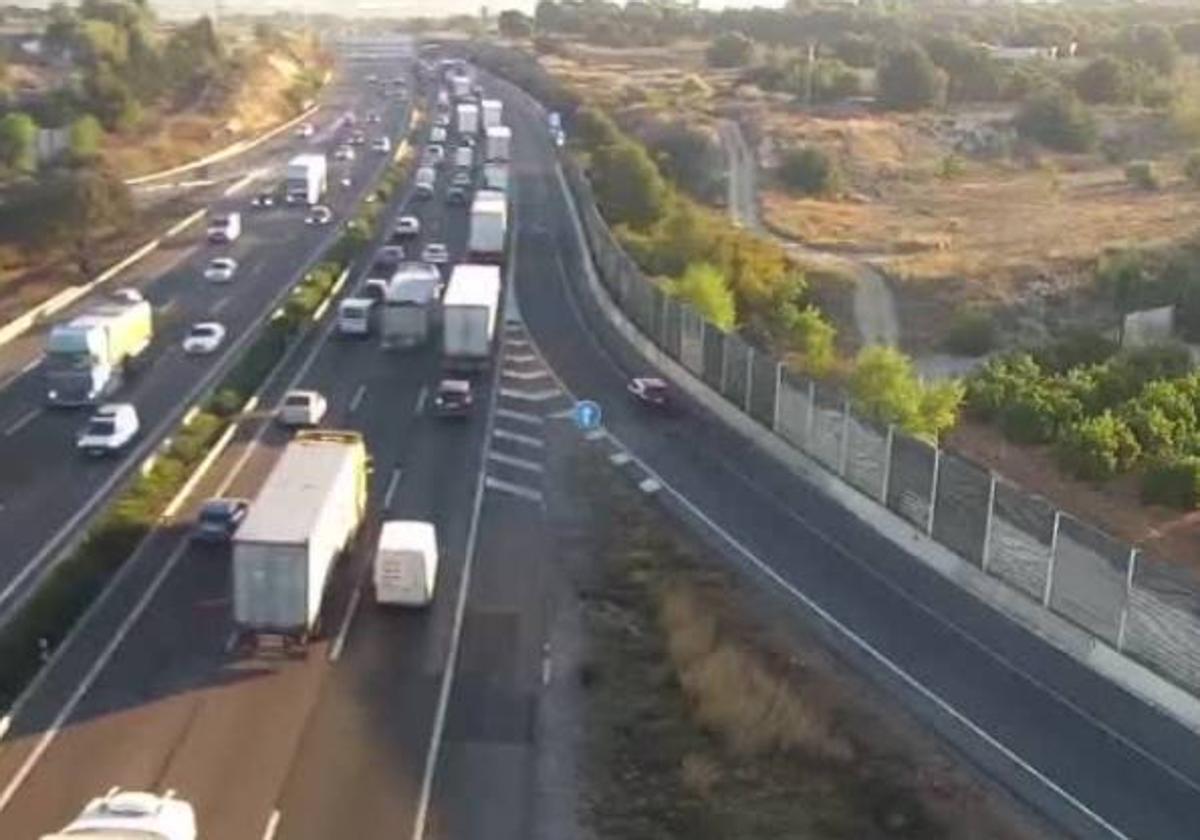 Colas kilométricas en las entradas y salidas de Valencia en plena hora punta