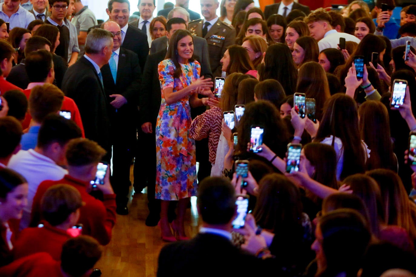 La reina Letizia sorprende con su &#039;look&#039; más multicolor