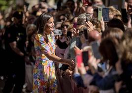 La reina Letizia sorprende con su 'look' más multicolor