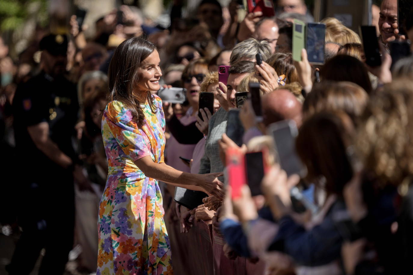 La reina Letizia sorprende con su &#039;look&#039; más multicolor