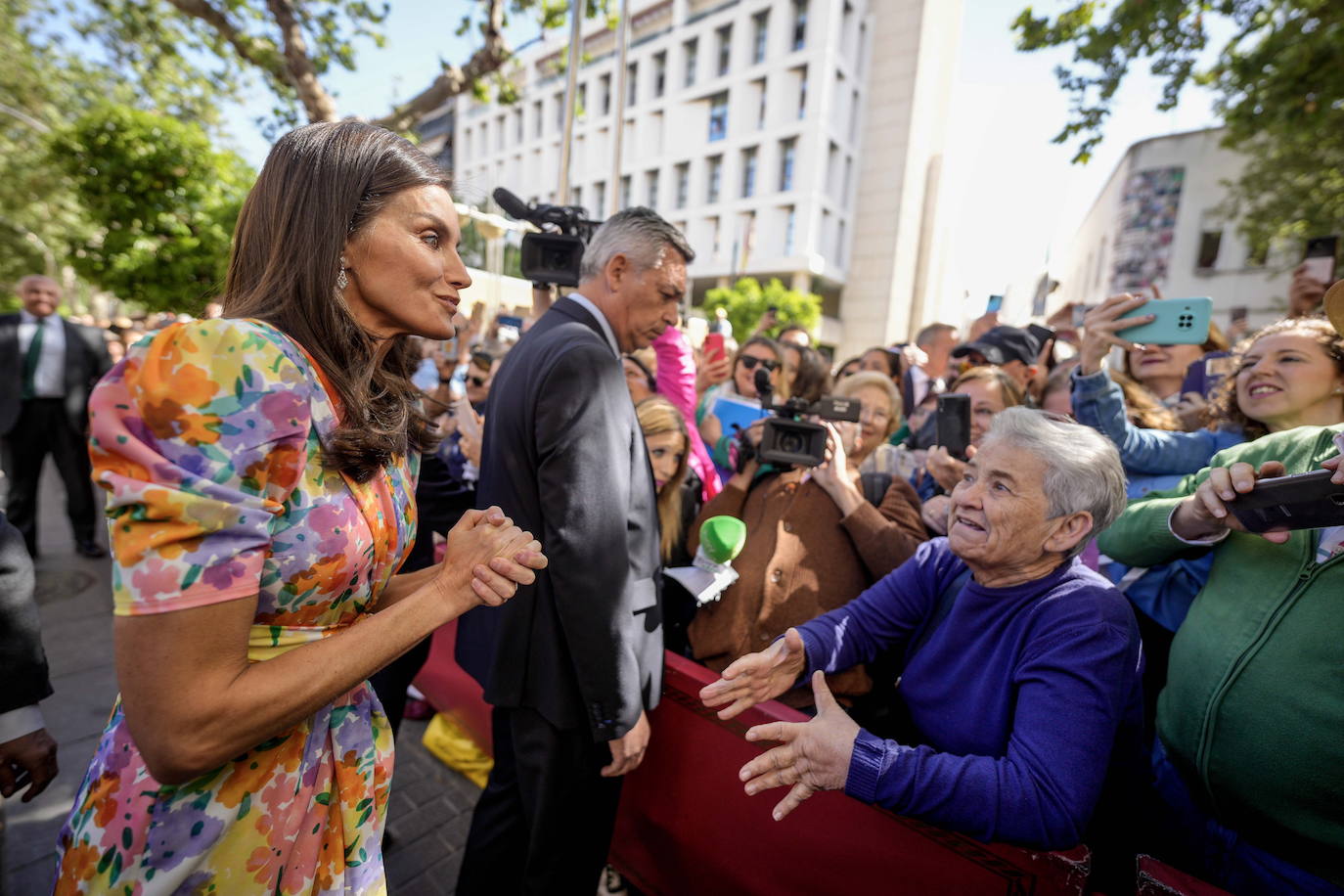 La reina Letizia sorprende con su &#039;look&#039; más multicolor