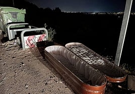 El féretro, momentos antes de ser retirado.