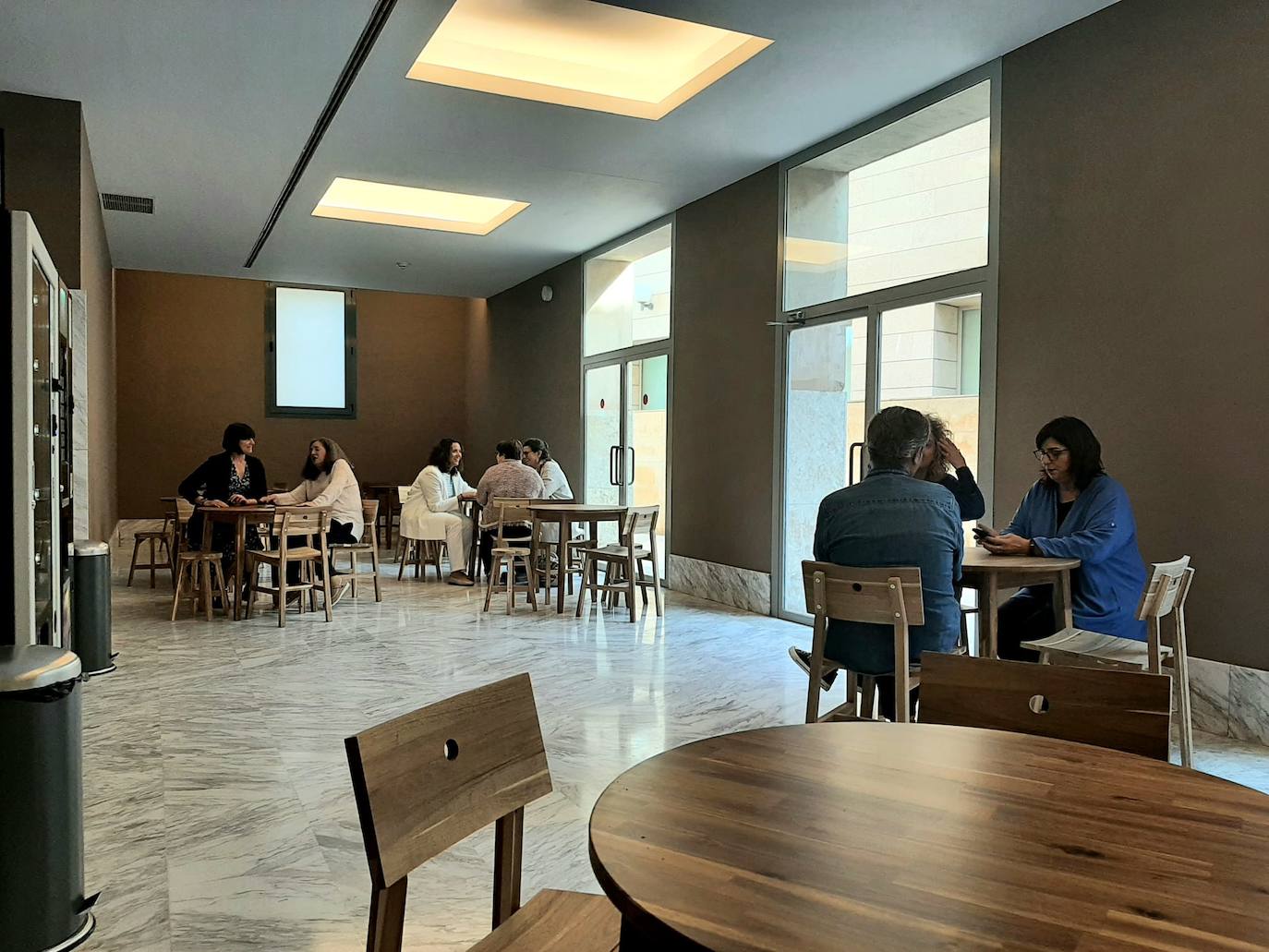 Personas en la cafetería del San Pío V.