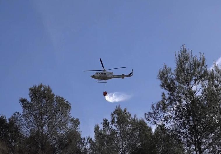 Los servicios de extinción, durante el incendio de Genovés.