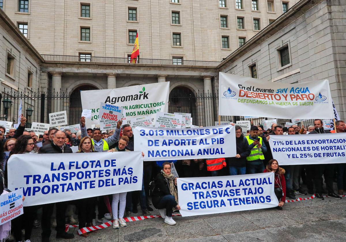 Protesta contra el recorte del trasvase.