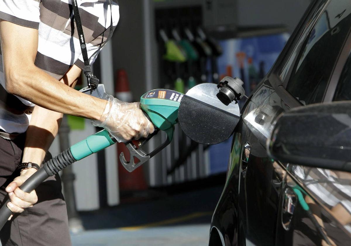 El precio del diésel se distancia de la gasolina: esto es lo que cuesta repostar en la semana de Pascua