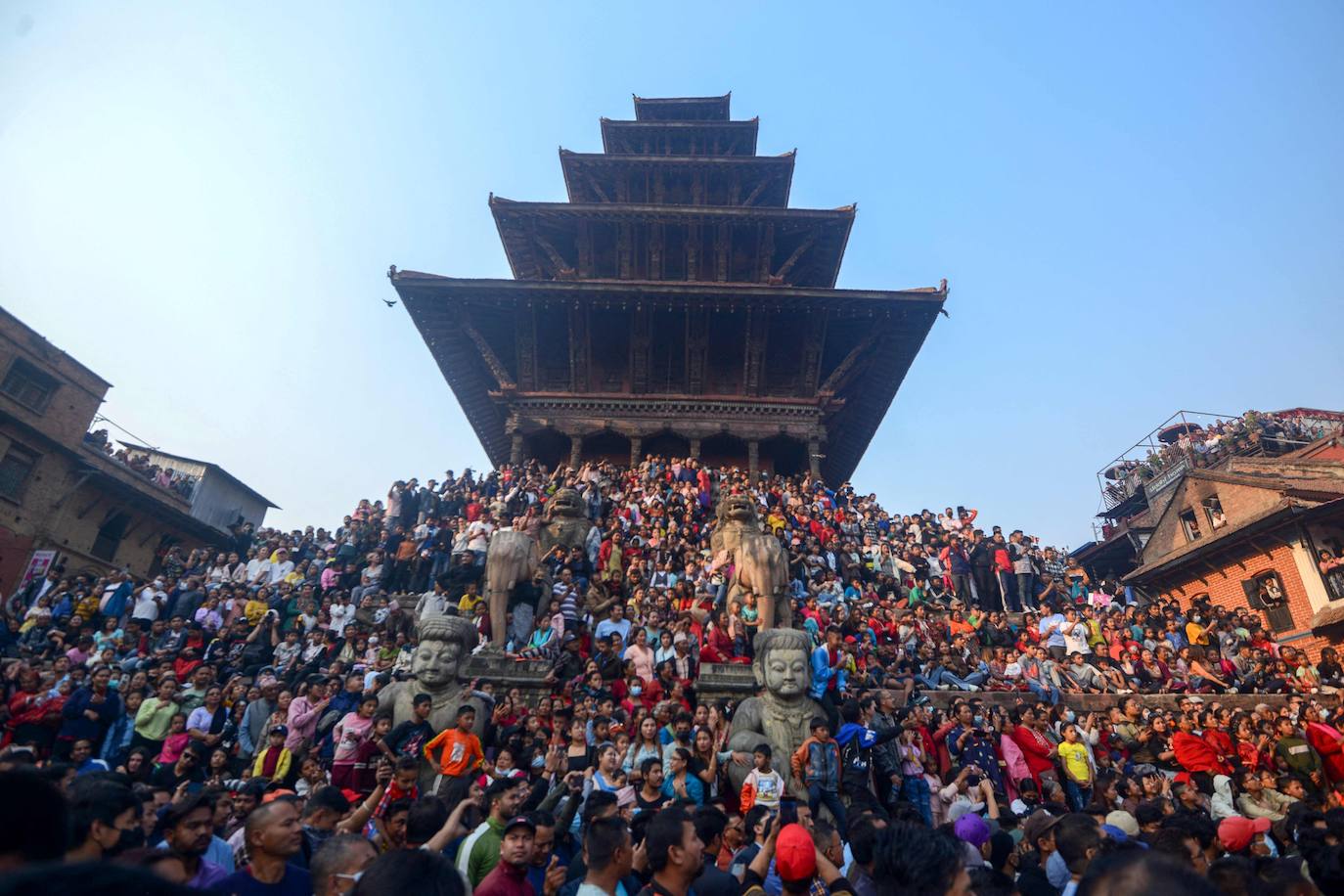 Así es el Bisket Jatra, el festival más colorido y alocado de Nepal