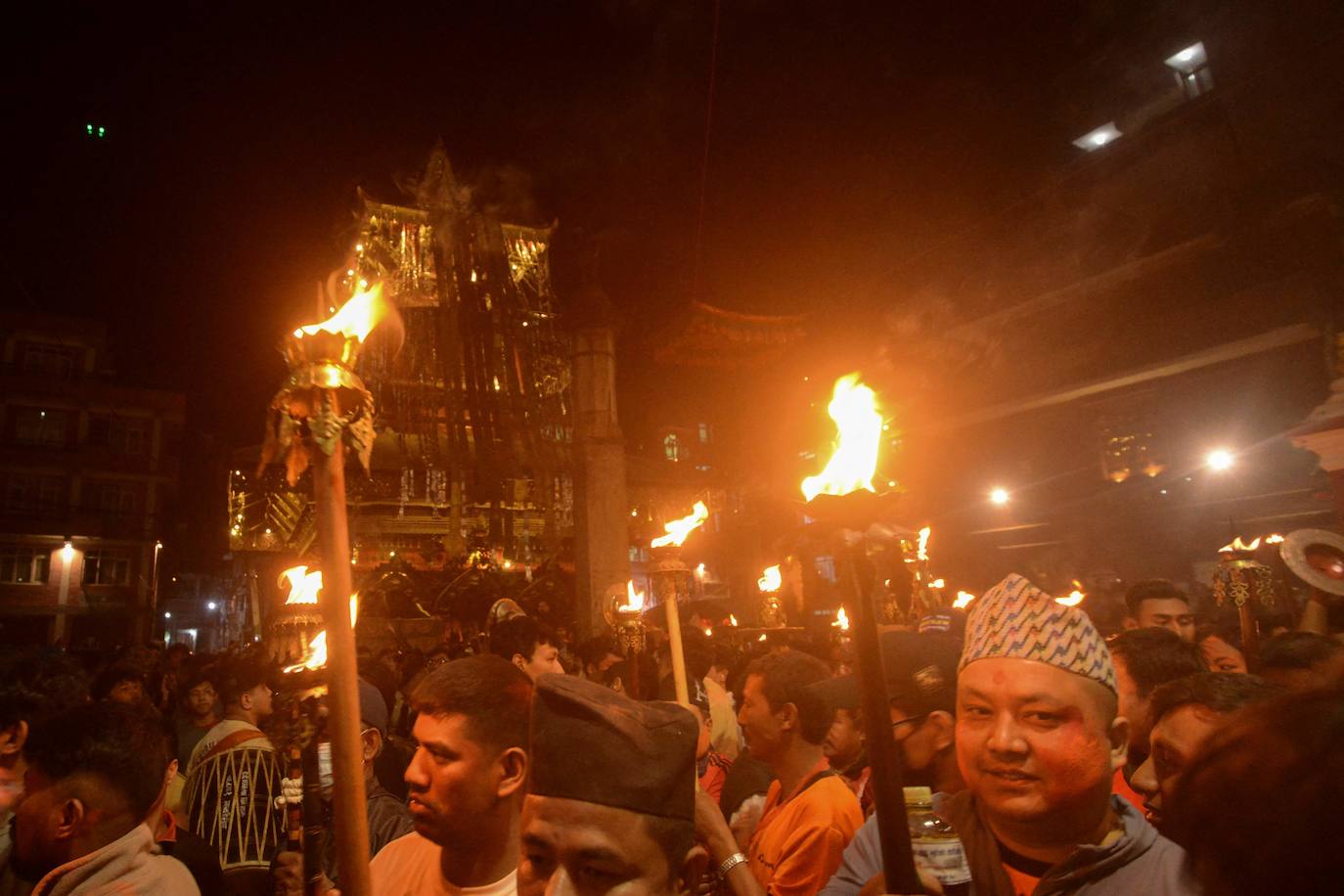 Así es el Bisket Jatra, el festival más colorido y alocado de Nepal