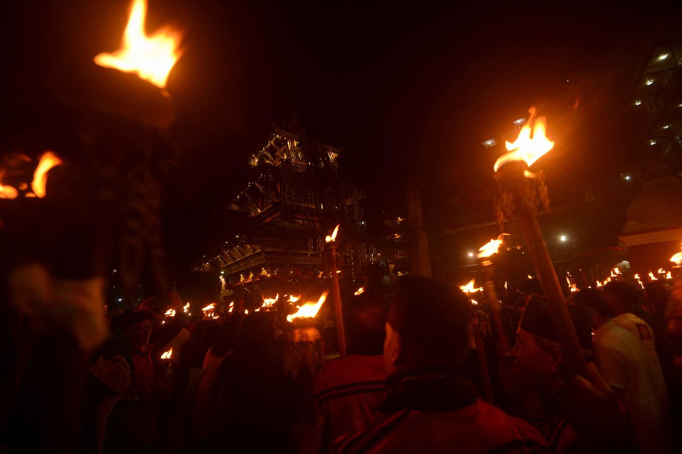 Así es el Bisket Jatra, el festival más colorido y alocado de Nepal