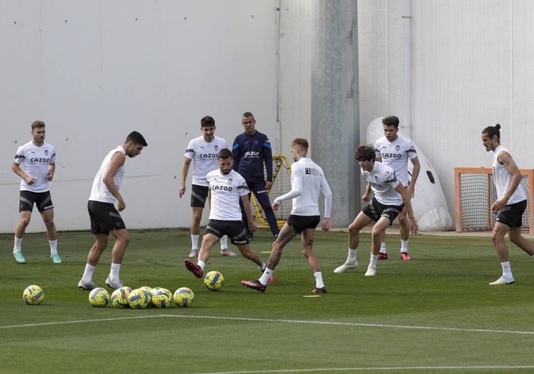 Los jugadores del Valencia, durante el entrenamiento de este viernes en Paterna.