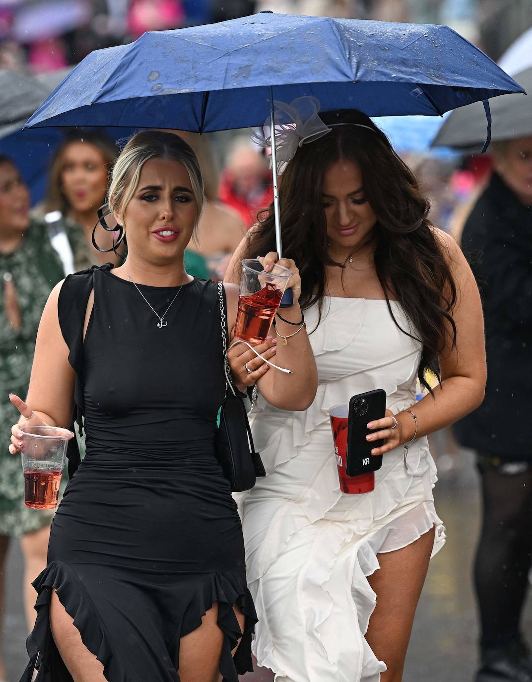 El hipódromo de Liverpool celebra el &#039;Día de las Damas&#039; bajo la lluvia