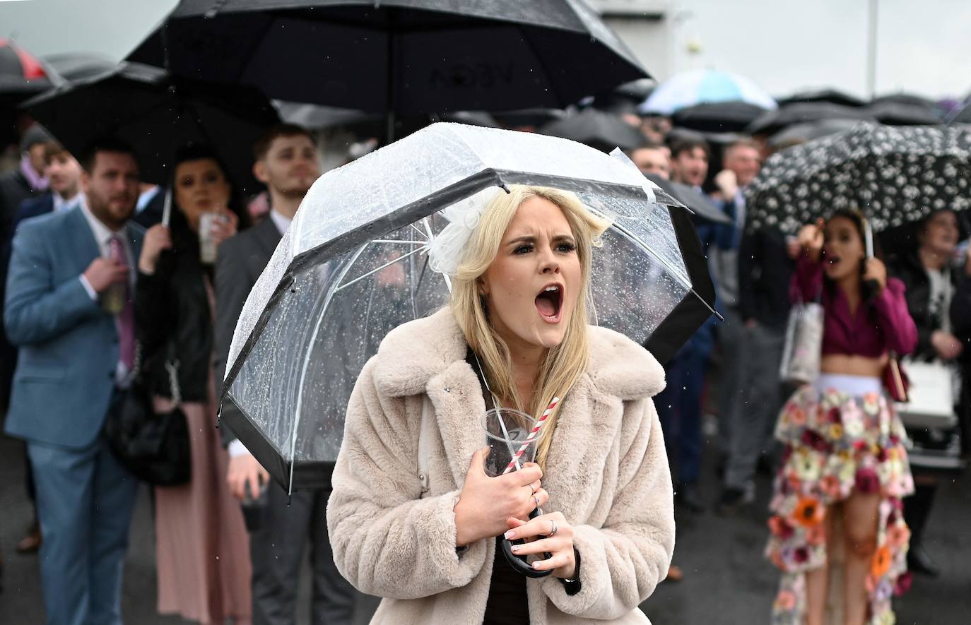 El hipódromo de Liverpool celebra el &#039;Día de las Damas&#039; bajo la lluvia