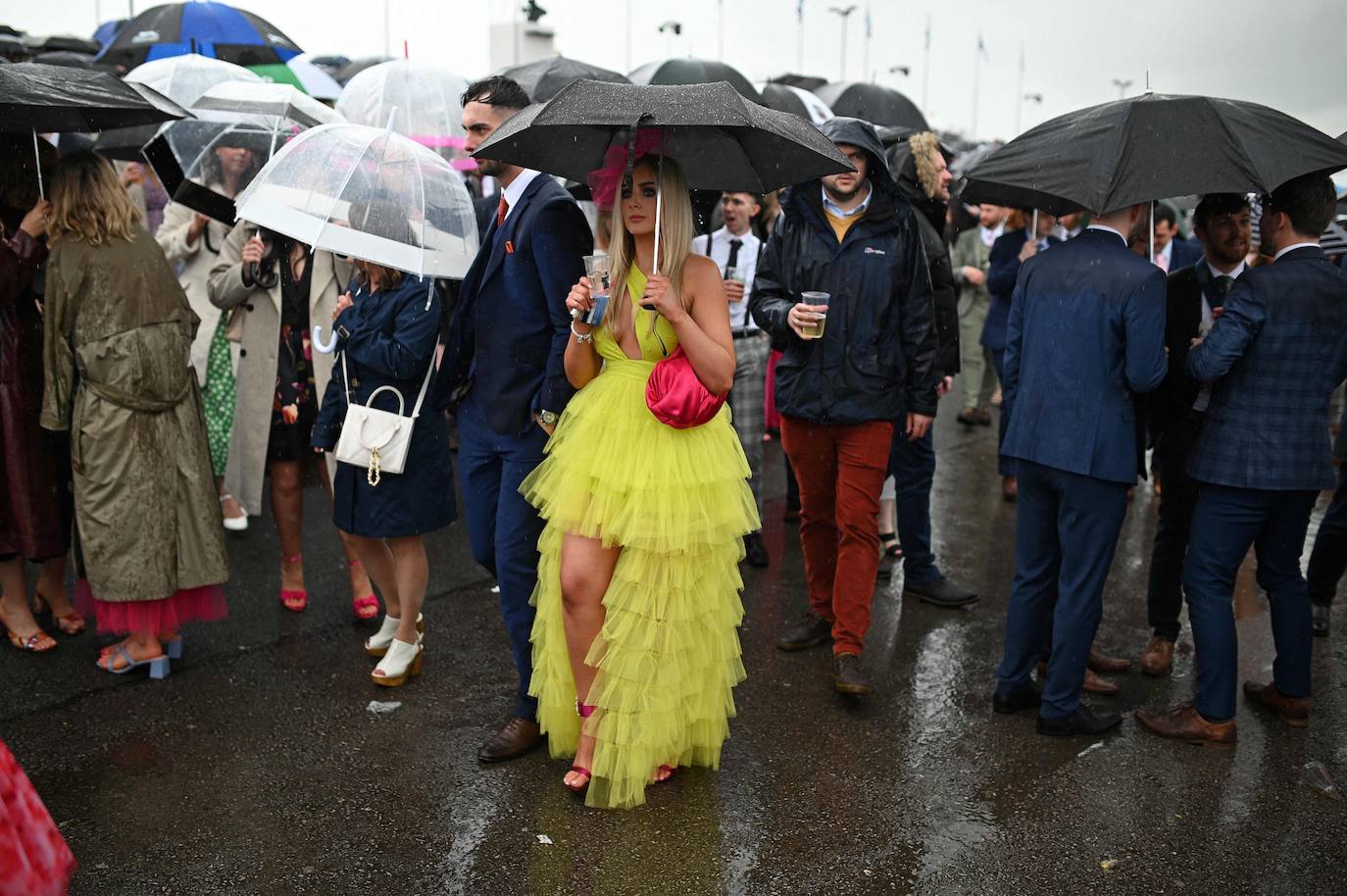 El hipódromo de Liverpool celebra el &#039;Día de las Damas&#039; bajo la lluvia