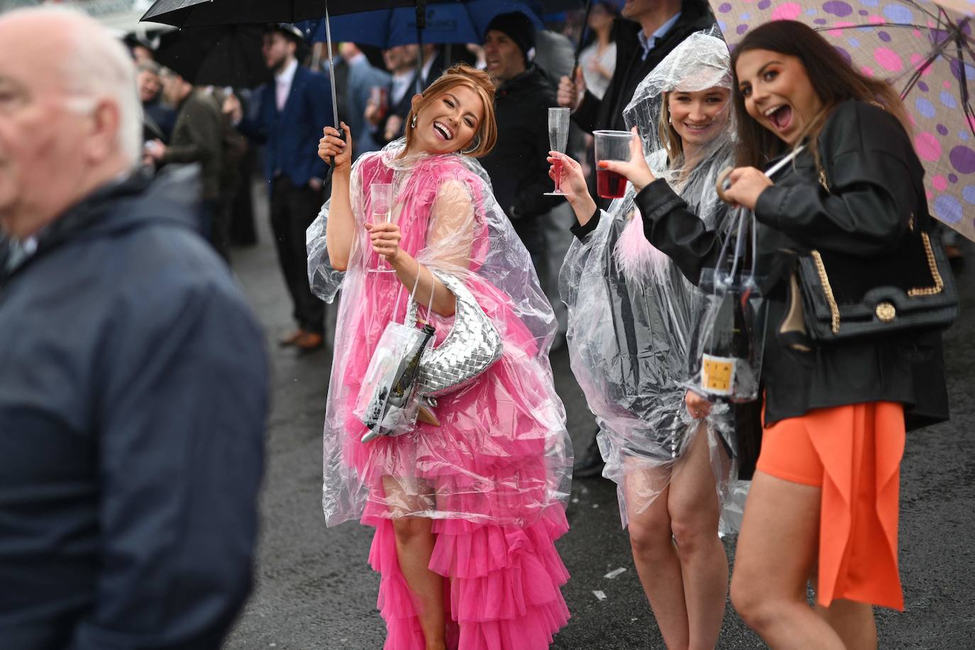 El hipódromo de Liverpool celebra el &#039;Día de las Damas&#039; bajo la lluvia