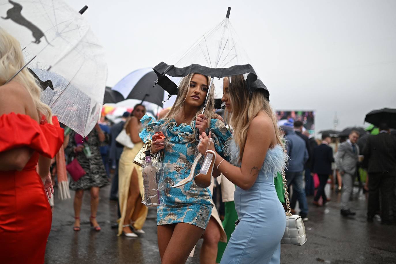 El hipódromo de Liverpool celebra el &#039;Día de las Damas&#039; bajo la lluvia